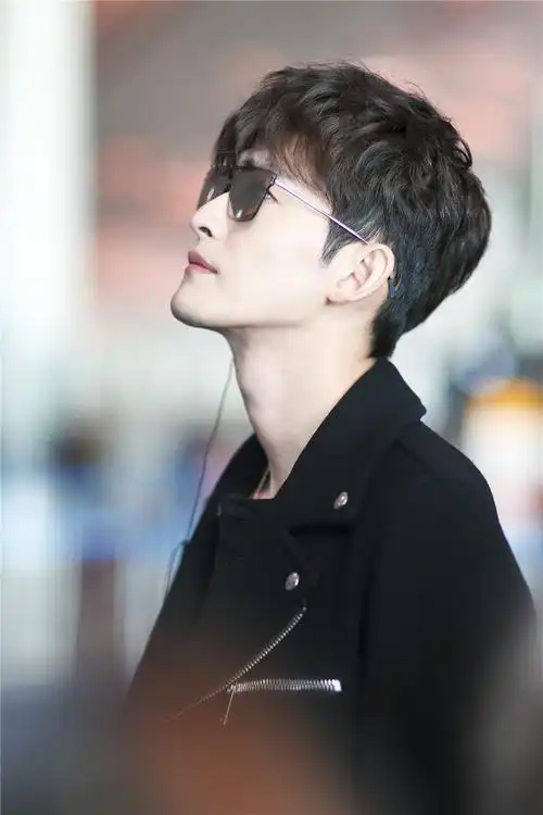 张翰启程日内瓦国际钟表展黑色系街拍利落干练气场强大