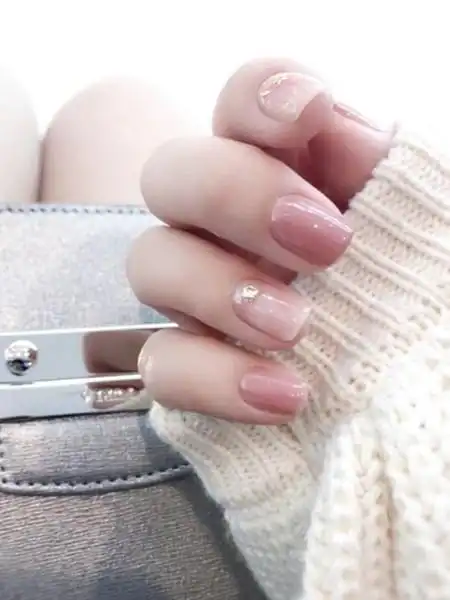 浅色美甲图片 心动不如赶快行动起来