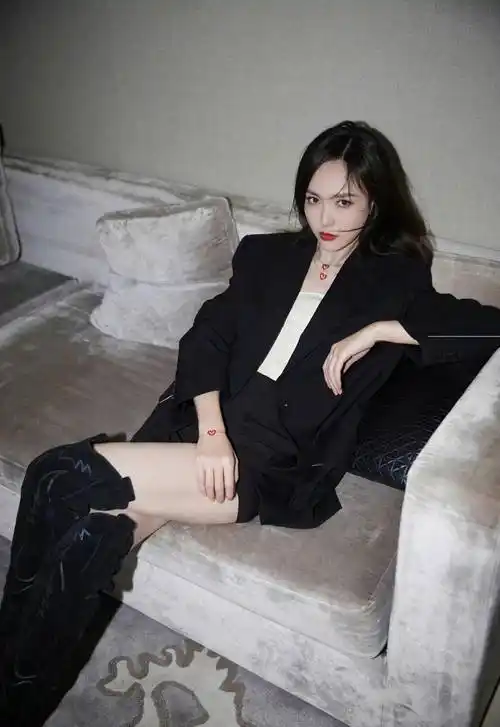 唐嫣状态真的好,身穿露肩长裙美丽动人,笑起来似少女!_白色_时尚_身材