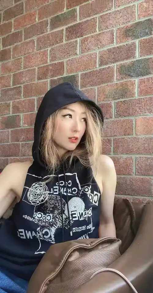 郑秀文终于胖回来了穿无袖连帽背心配金色长发美出新高度