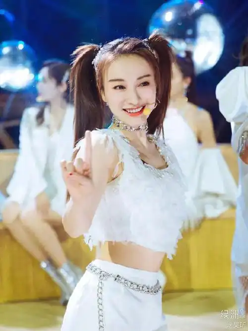 40岁的吴昕住2000万大平层投资8家餐饮店如今靠普女人设24小时卖破亿