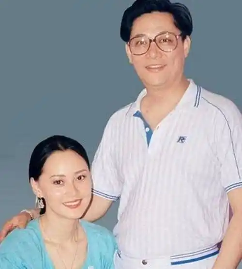 宋佳携老公聚会,穿高领毛衣朴素接地气,夫妻俩同框显般配_丈夫_张学津