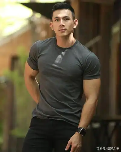 高高壮壮的肌肉男模,俊朗的五官下是有料的身材,你爱了吗?