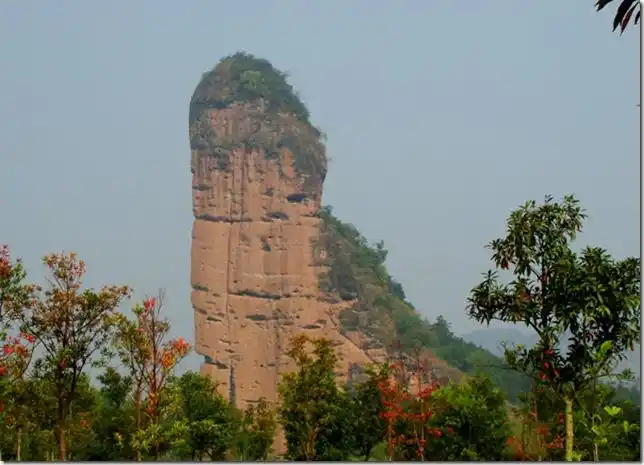 江西龙虎山的金枪峰
