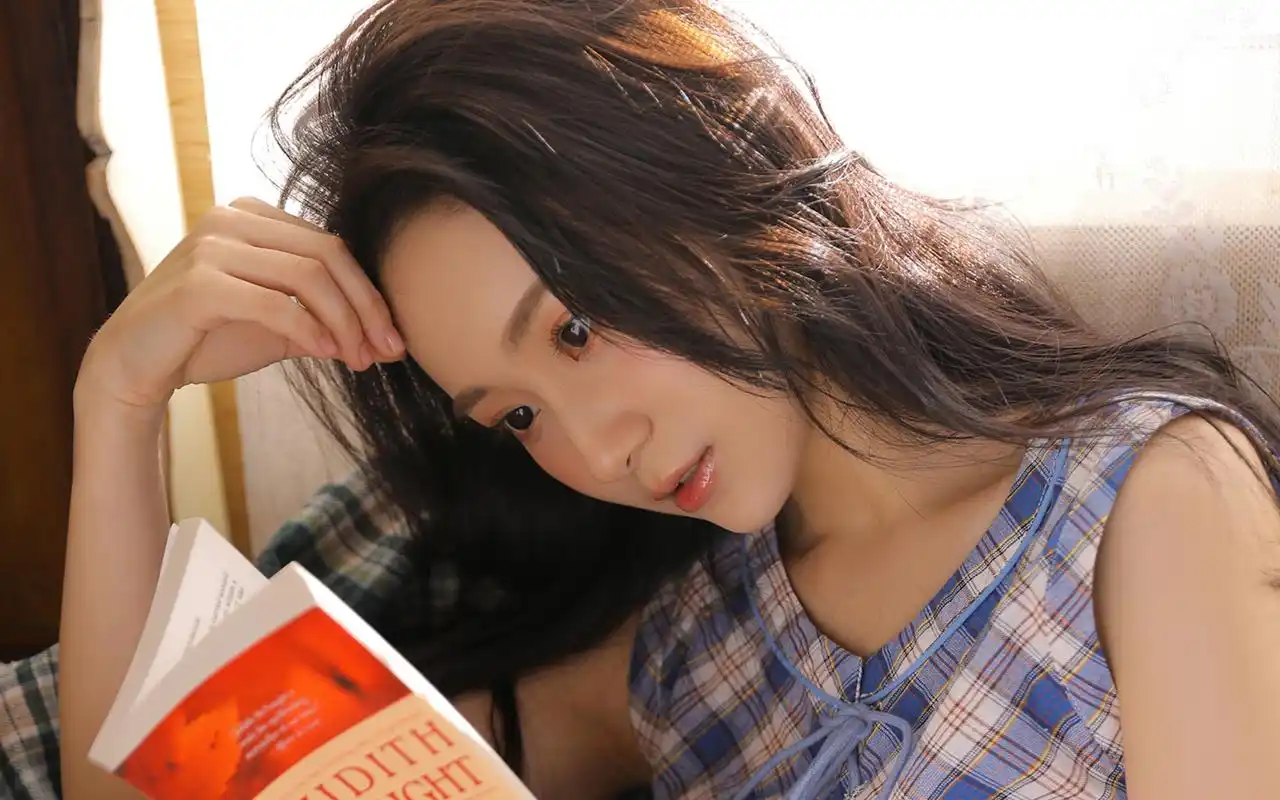 气质美女格子长裙诱人写真高清电脑壁纸