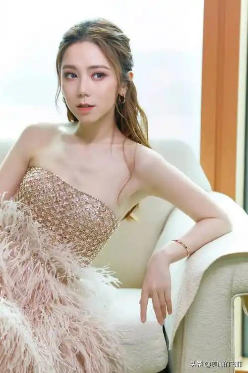 当歌手邓紫棋穿上丝袜时,你喜欢的是她的歌曲还是服装搭配_音乐_泡沫