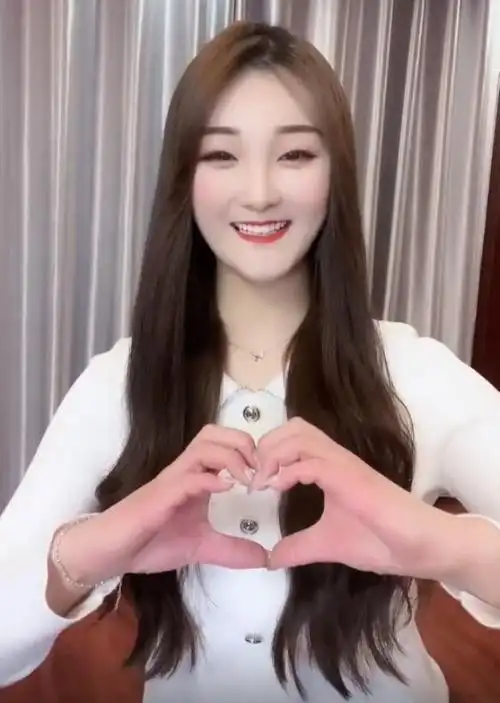 陈亚男失婚后重展笑颜不经磨难怎成长满屏支持亚男藏猫腻