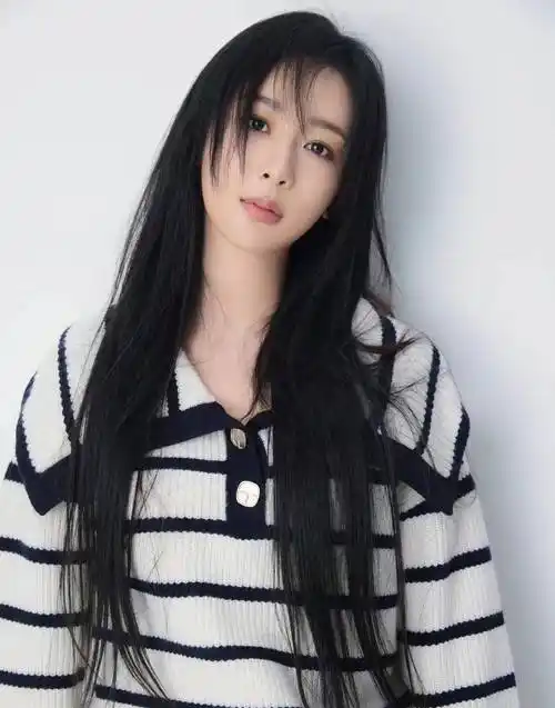 杨紫30岁生日照片曝光,身穿条纹针织衫,齐腰长发太美了_发型_气质