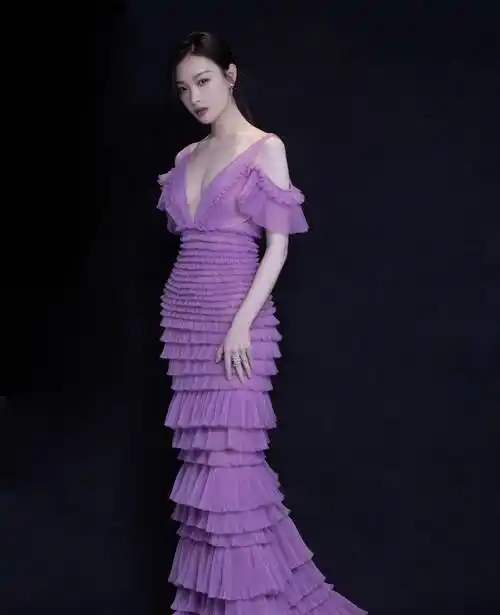 倪妮自带美颜效果,穿2万3的红裙戴礼帽,站古堡前贵气逼人_红色_造型