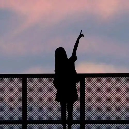 3,天空下的背影4,黄昏时分的你我5,海边打闹的小情侣~6,捧花看展的小