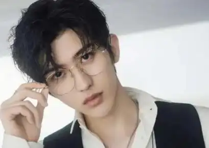 再一次颜面扫地!蔡徐坤前女友站出来爆料:他同时与两个女生交往