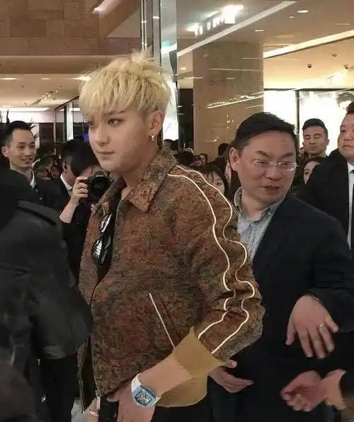 无节操p图晒黄子韬合影_照片_网友_其他