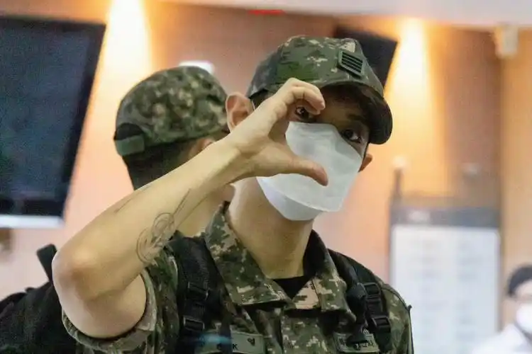 鲨人事件0101,这手臂肌肉,这背影06010000#exo  #朴灿烈