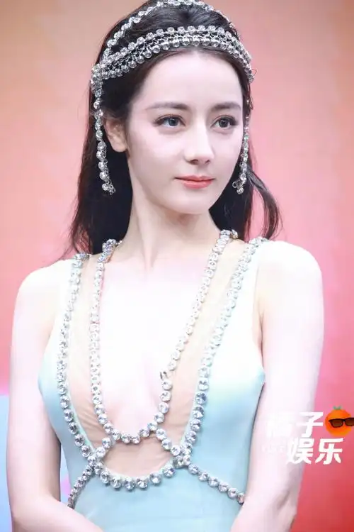 迪丽热巴 刚出水的美人鱼##迪丽热巴出图了吗##迪丽热巴大深v裙