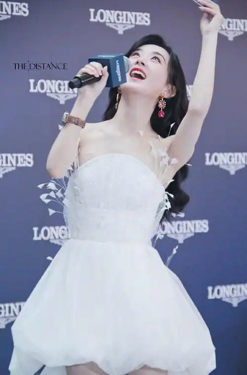 咪咕星鲜事##赵丽颖白色拖尾蓬蓬裙