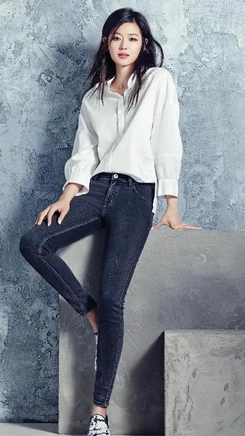 全智贤的大长腿真的是无敌,黑色紧身牛仔裤尤其能够修饰笔直而又纤细