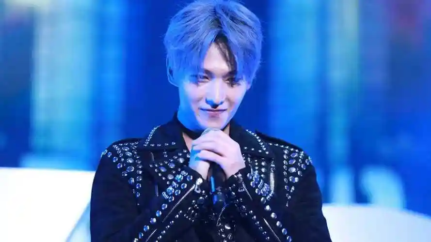 杨洋新发色精灵系灰蓝色,惊艳!