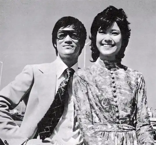 丁佩是邵氏的女演员,两人的认识也十分凑巧,1972年李小龙的妻子琳达在