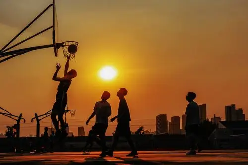 夕阳下的篮球场