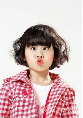 萌娃贝儿爱嘟嘴 鬼马表情萌酥网友