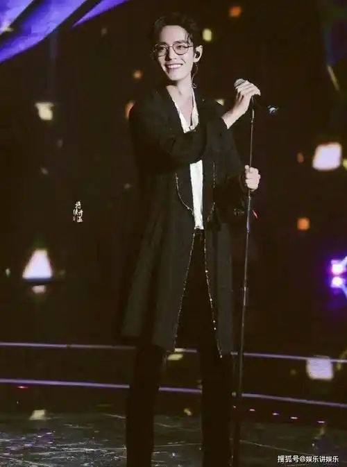 肖战连续两年闪耀米兰时装周赢得国际传媒巨头路透社赞誉