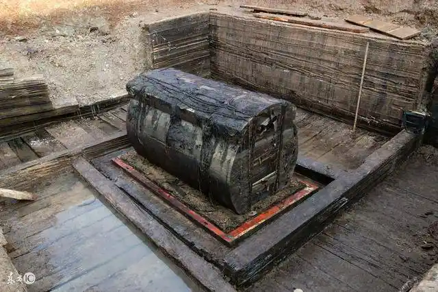 丈夫下葬3天后她每晚「梦见丈夫哭诉喉咙痛」,她开棺发现丈夫嘴里有