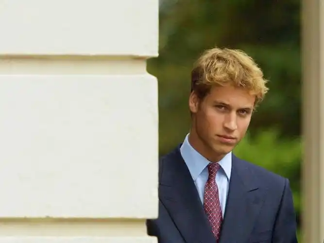 风靡万千少女,回顾威廉王子年轻时的真白马王子造型_腾讯新闻