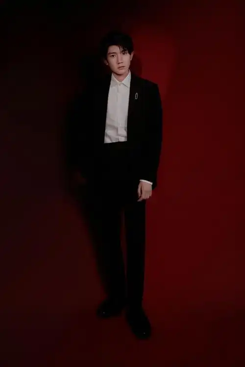 身穿celine黑色经典西装……|星图|王源|tfboys_新浪新闻