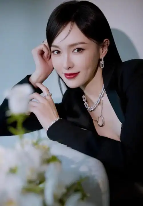 唐嫣东京活动惊艳亮相,镂空蕾丝短裙展现长腿魅力,引老外瞩目 4月11日