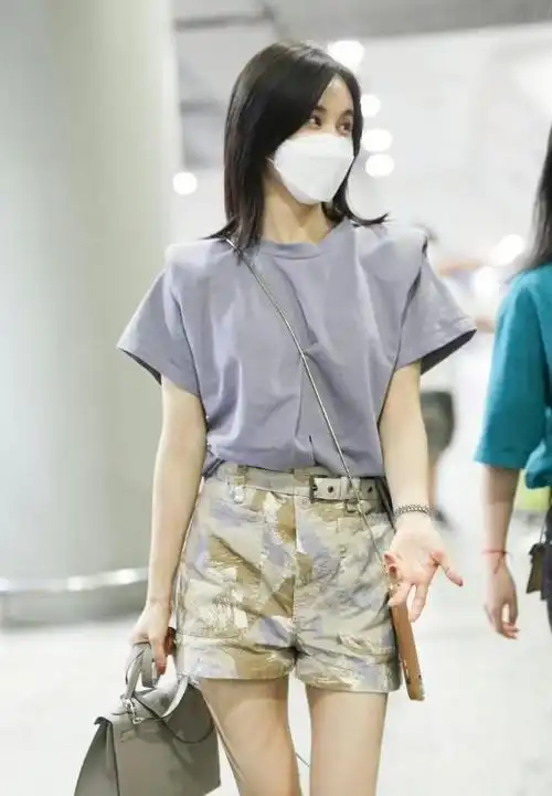 王子文才是小个子超模,t恤掖进短裤里穿,垫肩夸张气场十足