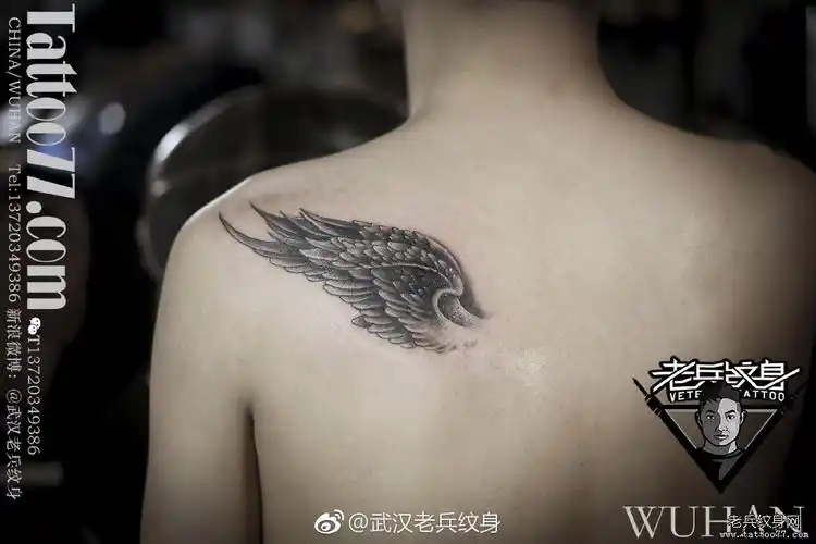 黑灰翅膀肩胛纹身作品