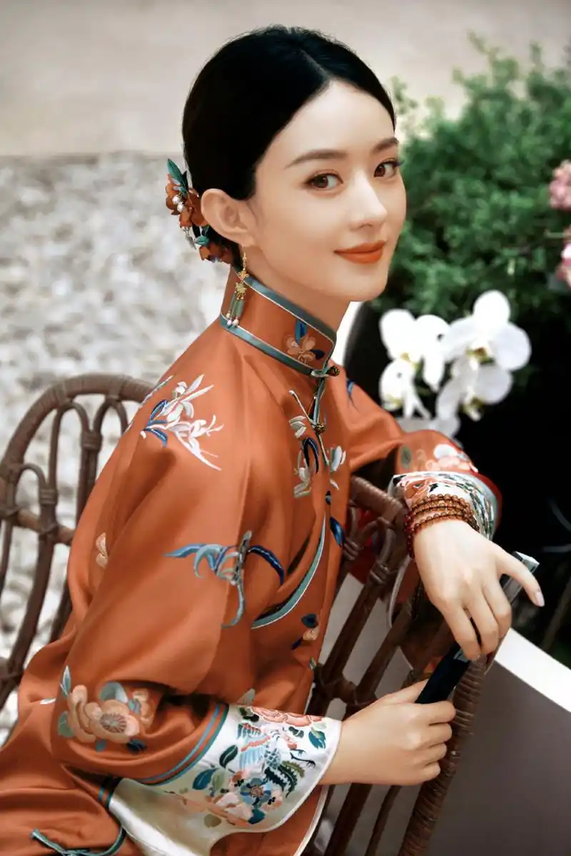 赵丽颖橘色旗袍装造型美照,女神颖宝明艳又温柔,中式温婉大气典雅,画