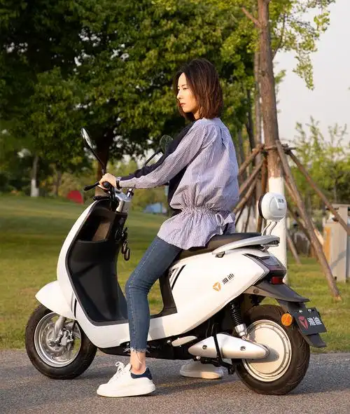 雅迪时尚踏板男女代步电动轻便电动车