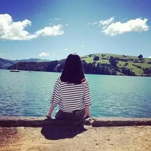 一个人孤独忧伤图片女生头像头像女生背影伤感孤单 海是孤单的泪由