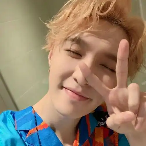 全宇宙超级可爱的张艺兴