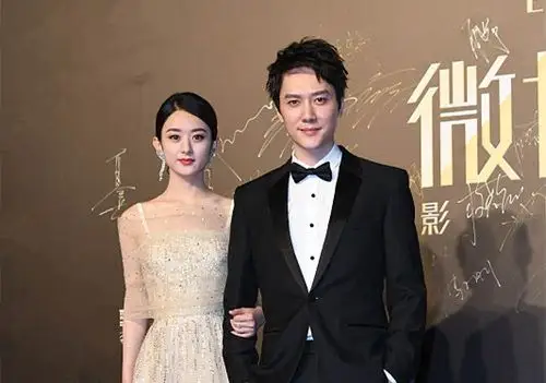 冯绍峰赵丽颖婚后罕见乘豪车出行不见孕肚但冯绍峰的举动很绅士