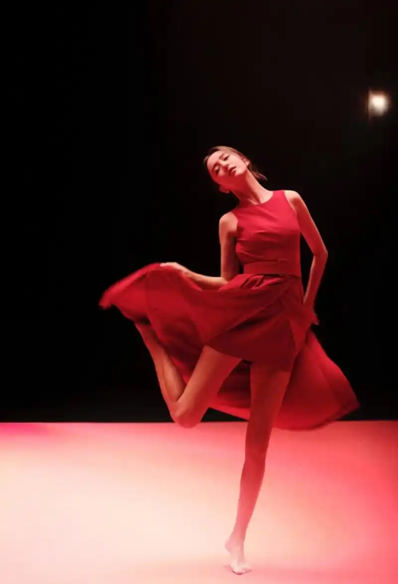 佟丽娅红色长裙写真,优雅又美丽,这么优美的女神谁会不爱呢?