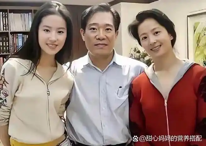 刘亦菲家的全家福超养眼,一家人颜值爆表,幸福满满