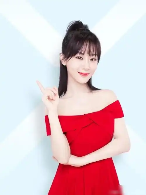 近日,杨紫在公开场合亮相,穿着一身红色格子裙搭配牛仔外套,引来了