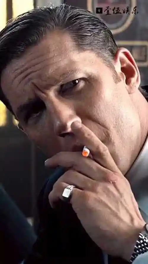 本色出演汤姆哈迪每天不是喝酒就是杀人我怀疑他拍戏就是为了蹭雪茄