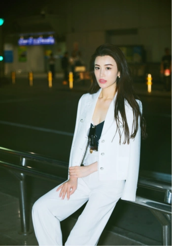 葛天气质开挂穿一套白色西服套装街拍显得魅力十足