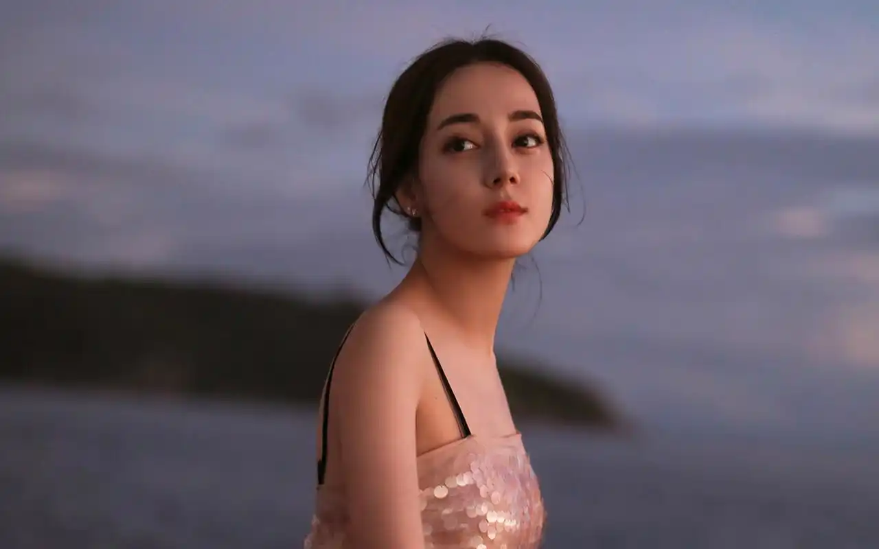 迪丽热巴夕阳下唯美性感写真壁纸