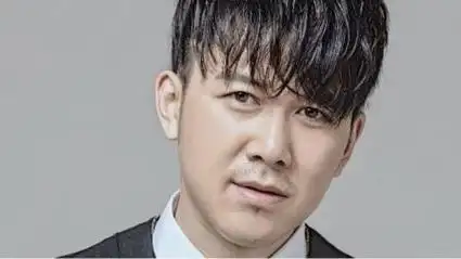 高进一首《别想她》百听不腻,前奏一起,虐心袭来,听完泪奔了!