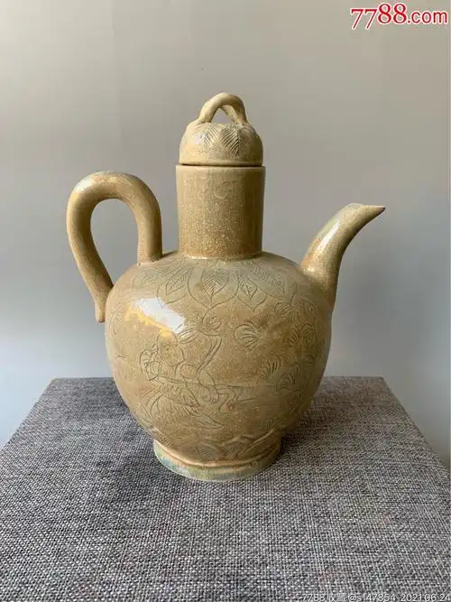 宋代越窑刻花酒壶