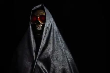 万圣节派对或者节日跟死神,夜生活有鬼魂或天使的死亡和图片概念由暗