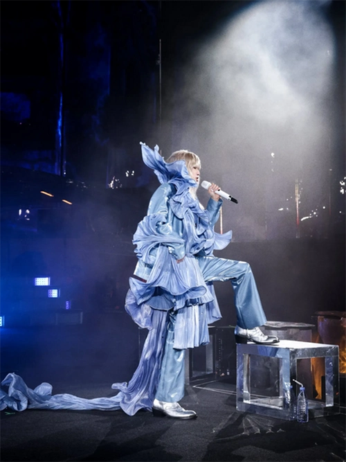 华晨宇演唱会造型出圈,雌雄莫辨令人惊艳,除了粉丝谁能忍?