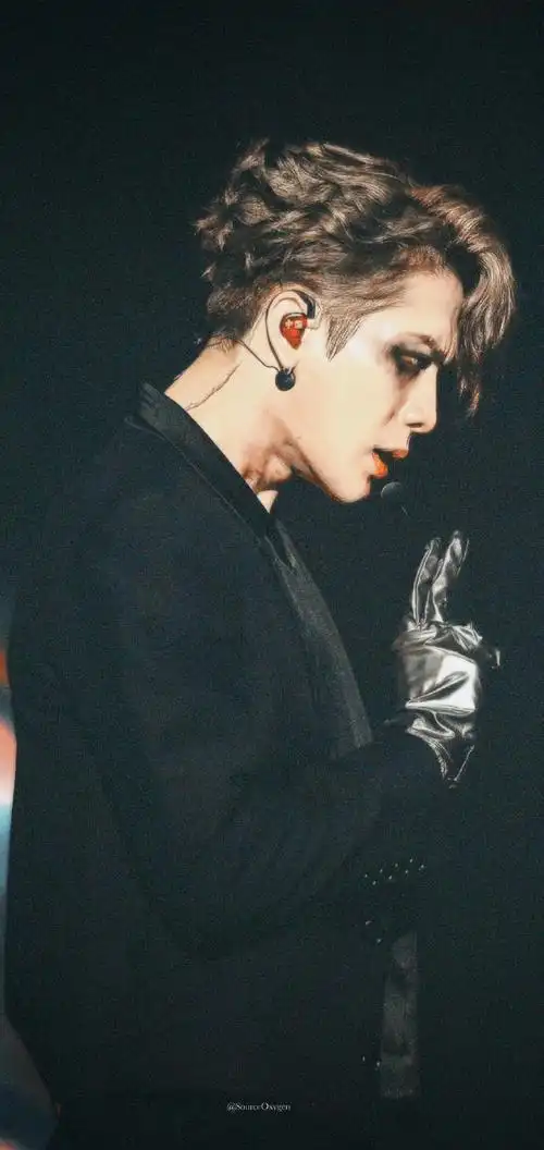 当王嘉尔突然跳下舞台