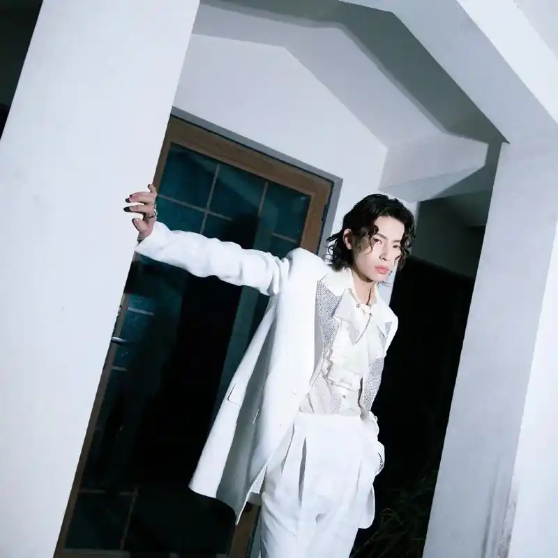 小鬼王琳凯  跨年晚会造型#一起迈向2023 #王琳凯 # - 抖音