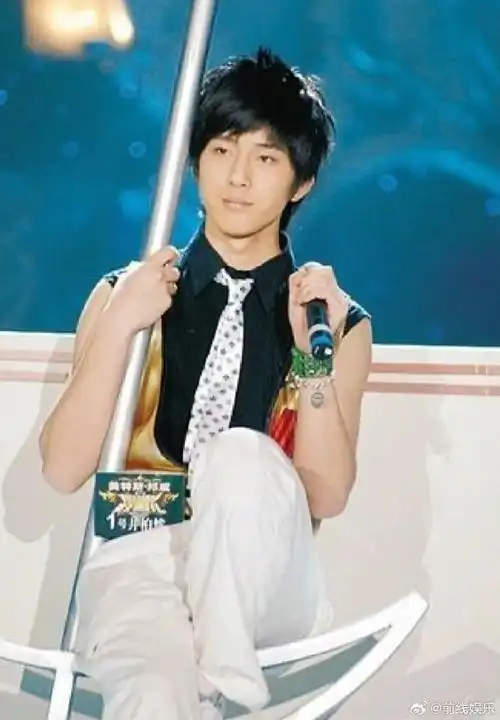 井柏然早期照片