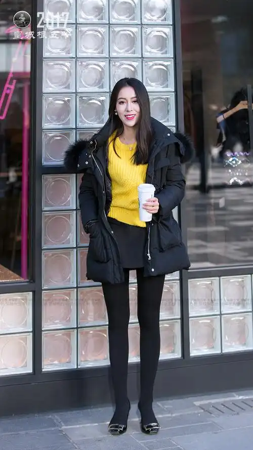 三里屯街拍冬季潮拍让人百看不厌的丝袜美女与长筒靴美女